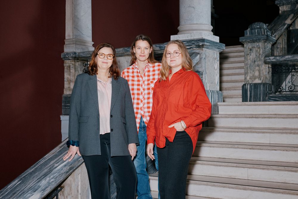Kunstavisens redaksjon fra v. ansvarlig redaktør Mona Gjessing, journalist og fotograf Tove Sivertsen og nyhetssjef Tiril Flom. Foto Jan Khür / Abrakadabra.